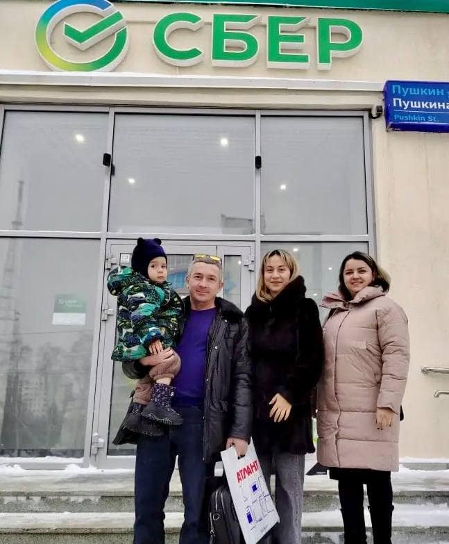 Вчера прошла еще одна сделка, на фото счастливые обладатели дома по ул. Кольцевая